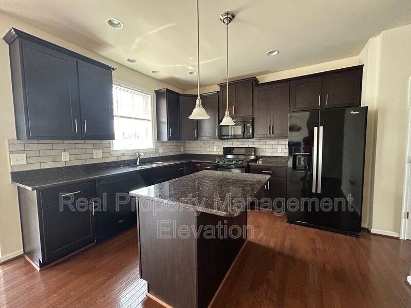 110 Megan Ln - Photo 3 of 24