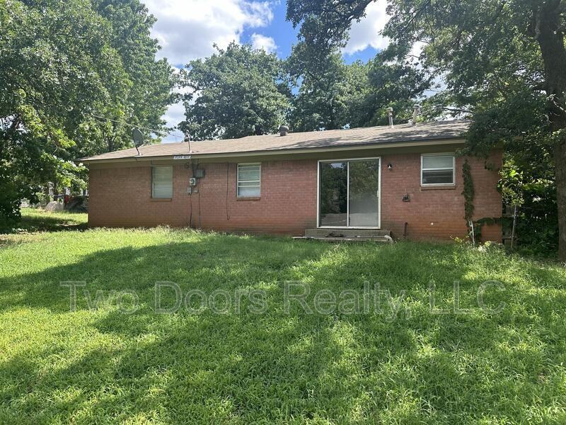 2913 Gwendolyn Ln - Photo 2 of 17