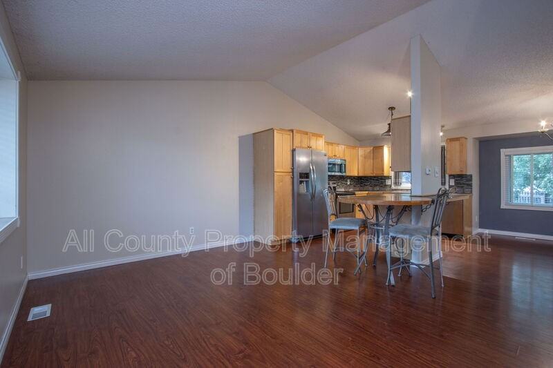 2124 Stuart St - Photo 3 of 23
