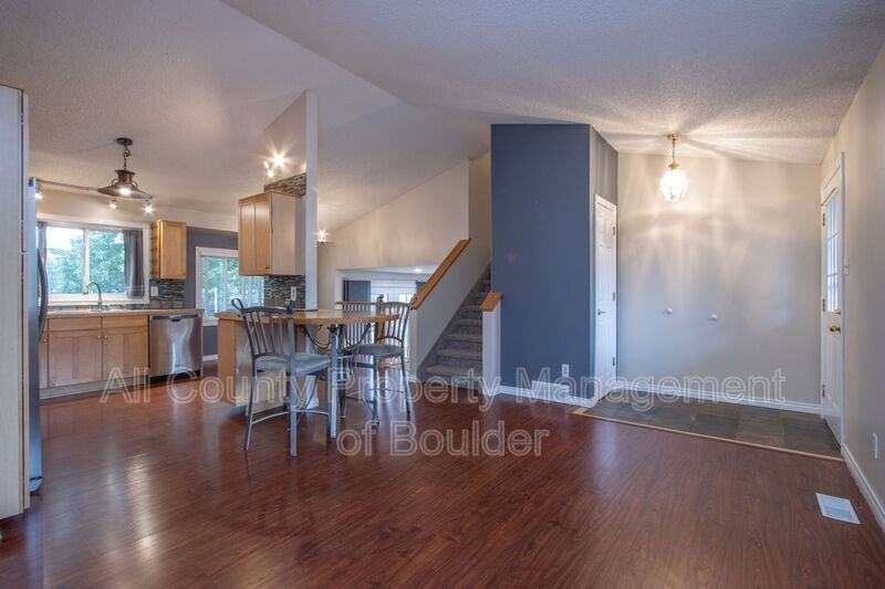 2124 Stuart St - Photo 4 of 23