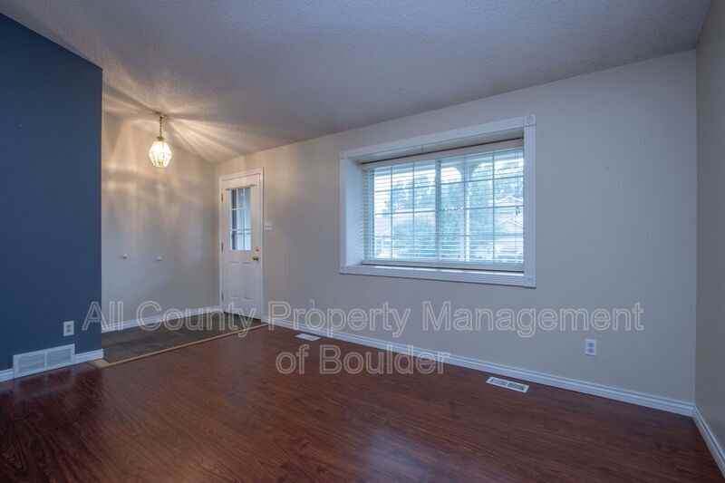 2124 Stuart St - Photo 5 of 23