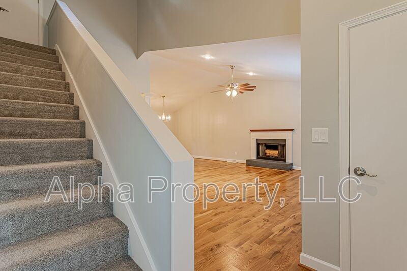 108 Duquesne Dr - Photo 3 of 32