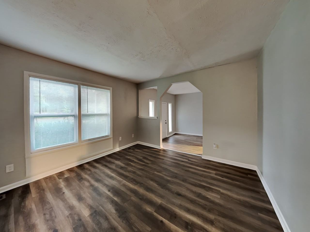 4435 Lincolndale Dr - Photo 3 of 19