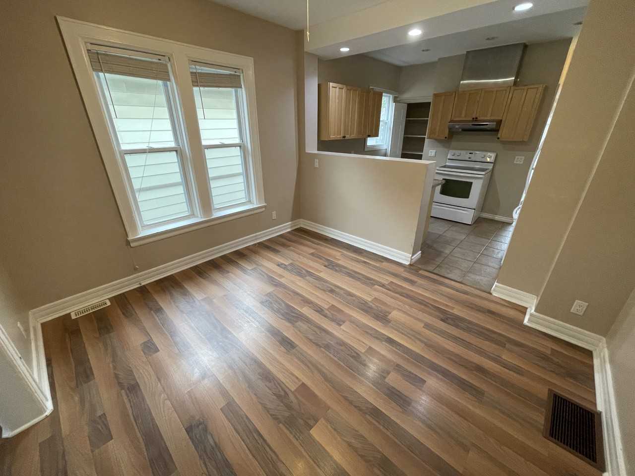 431 Ellis St W - Photo 6 of 35