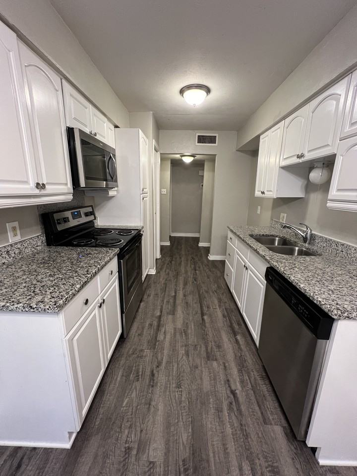 6932 Southampton Dr - Photo 3 of 10