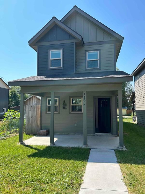 1107 Spruce St - Photo 2 of 9