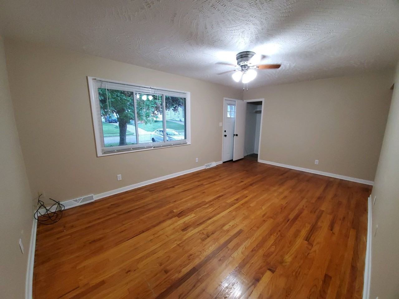 3233 Dubuque Ave - Photo 2 of 17