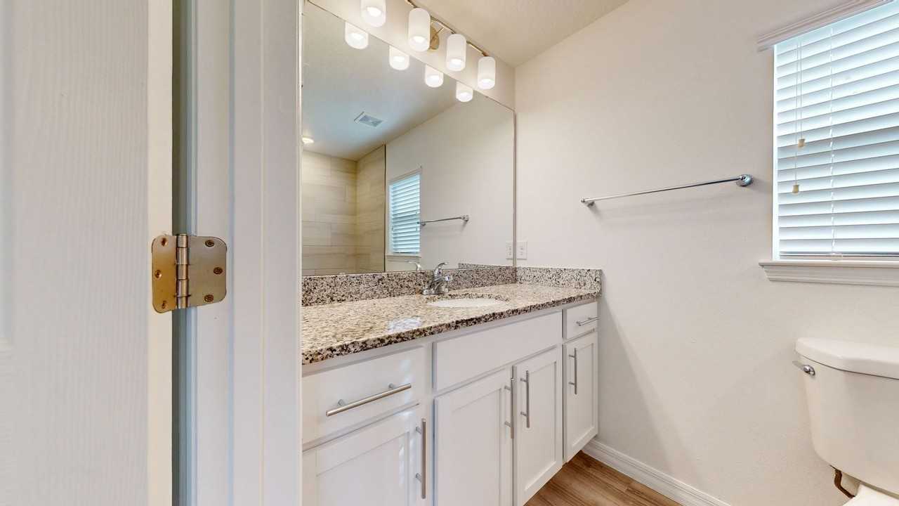 549 Eldron Blvd Se - Photo 5 of 10