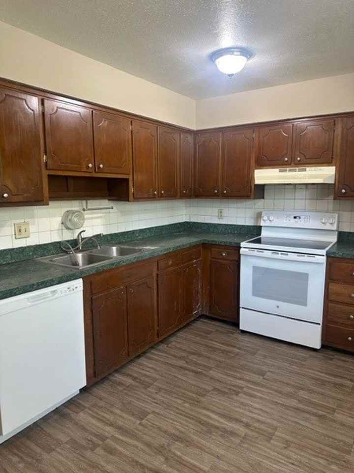 447 Denwood Ct - Photo 2 of 2