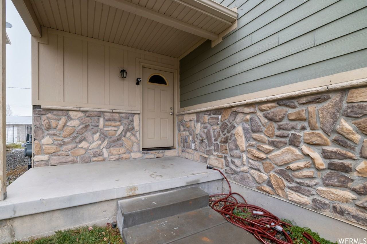 1618 W 560 S - Photo 2 of 18