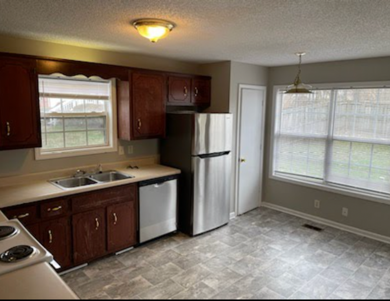 440 Terrier Way - Photo 3 of 11