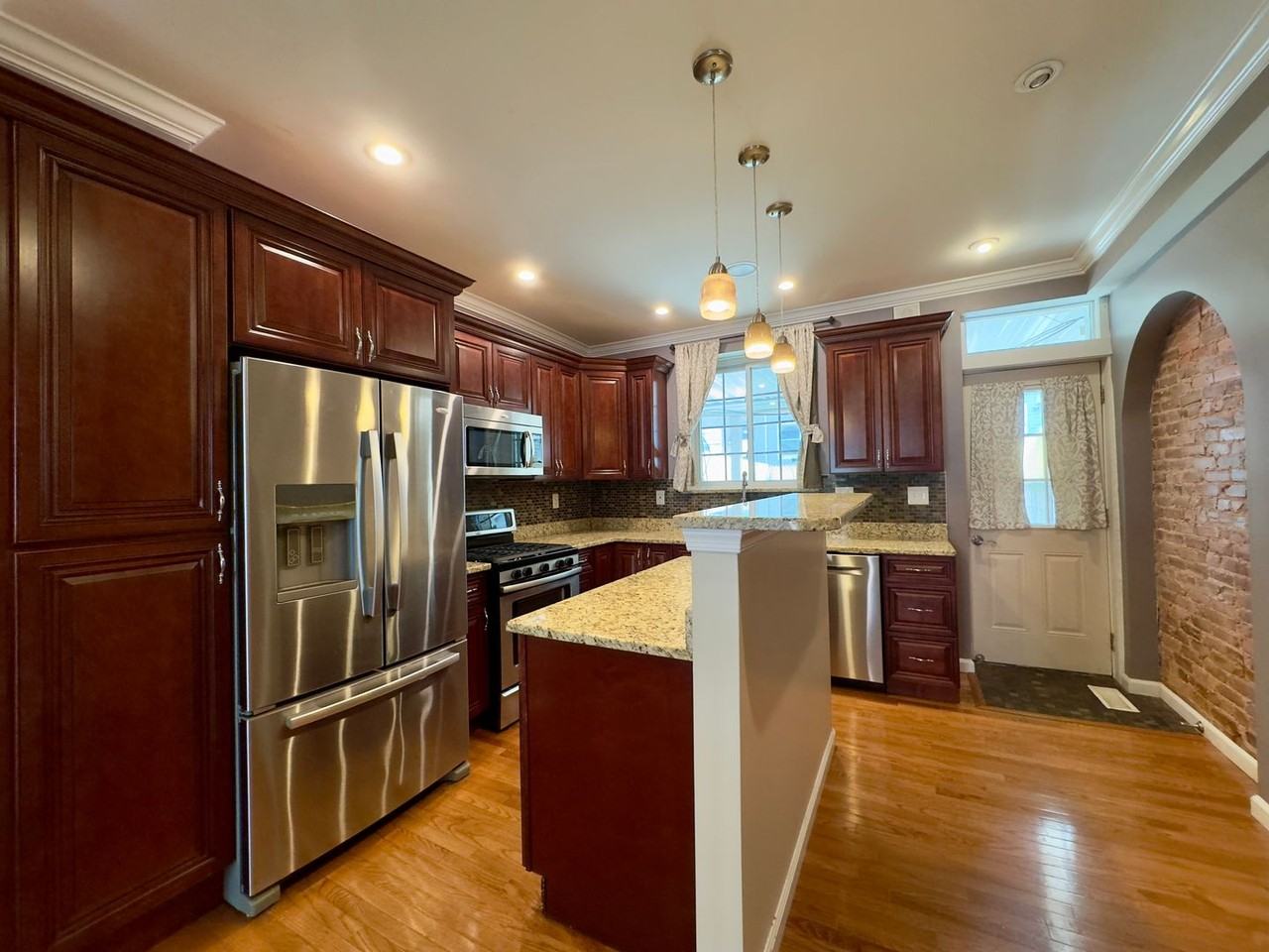 415 S Bouldin St - Photo 4 of 31