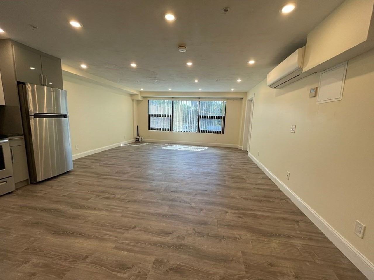 1028 Commonwealth Ave - Photo 3 of 4