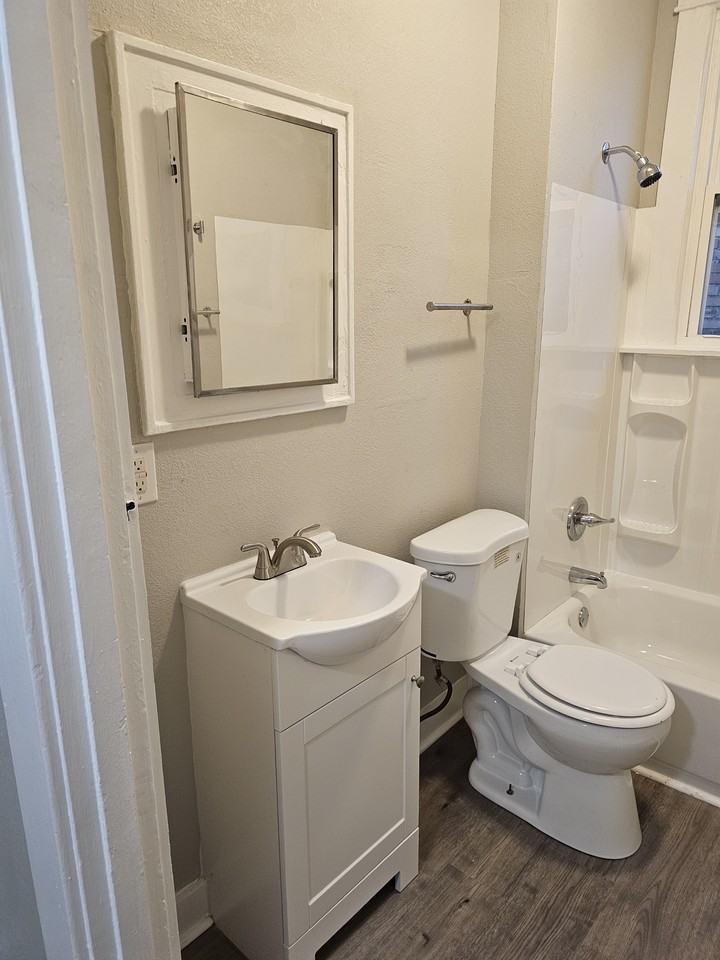 2302 W Oak St #B - Photo 3 of 9