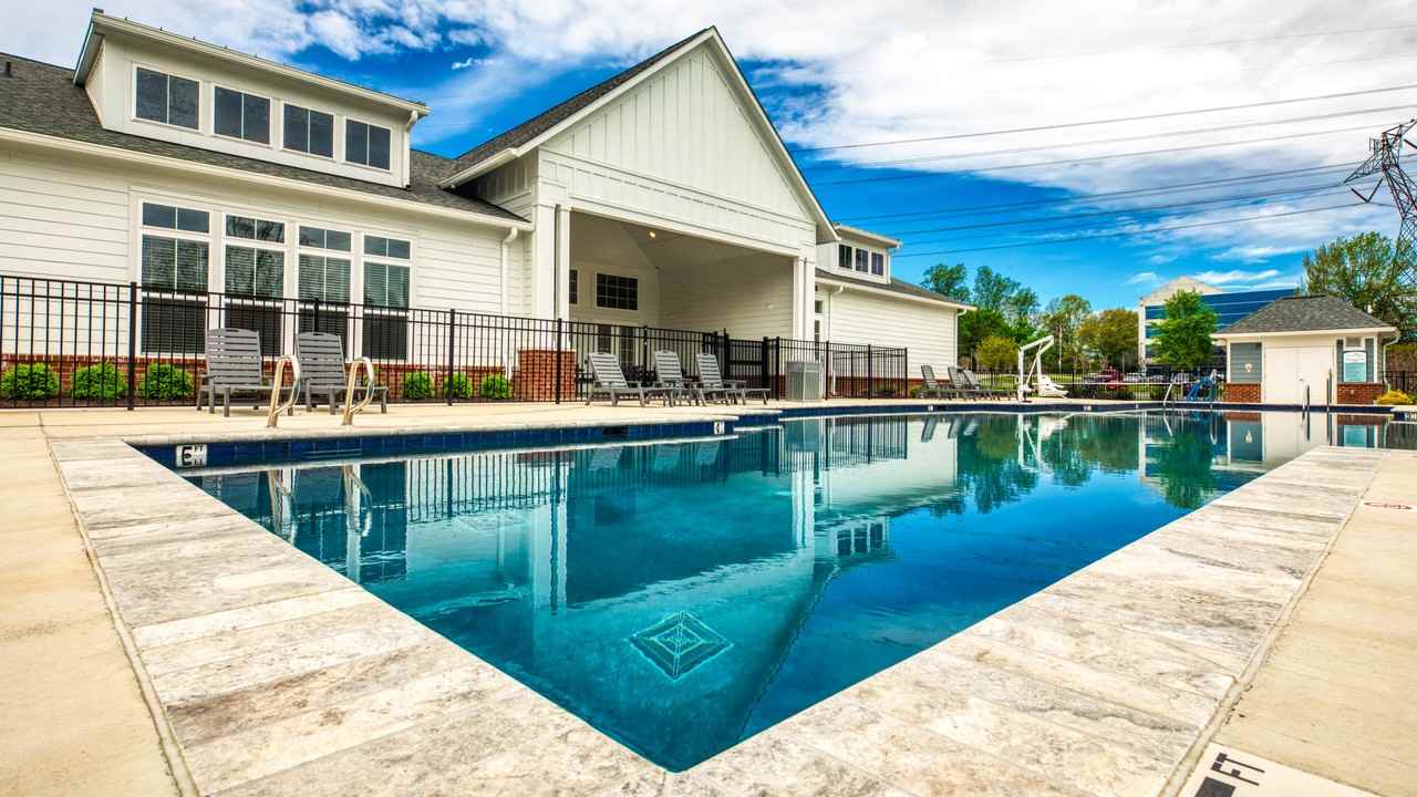 Commonwealth - Photo 2 of 50