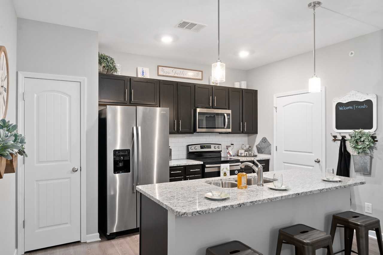 Solis - Photo 2 of 43