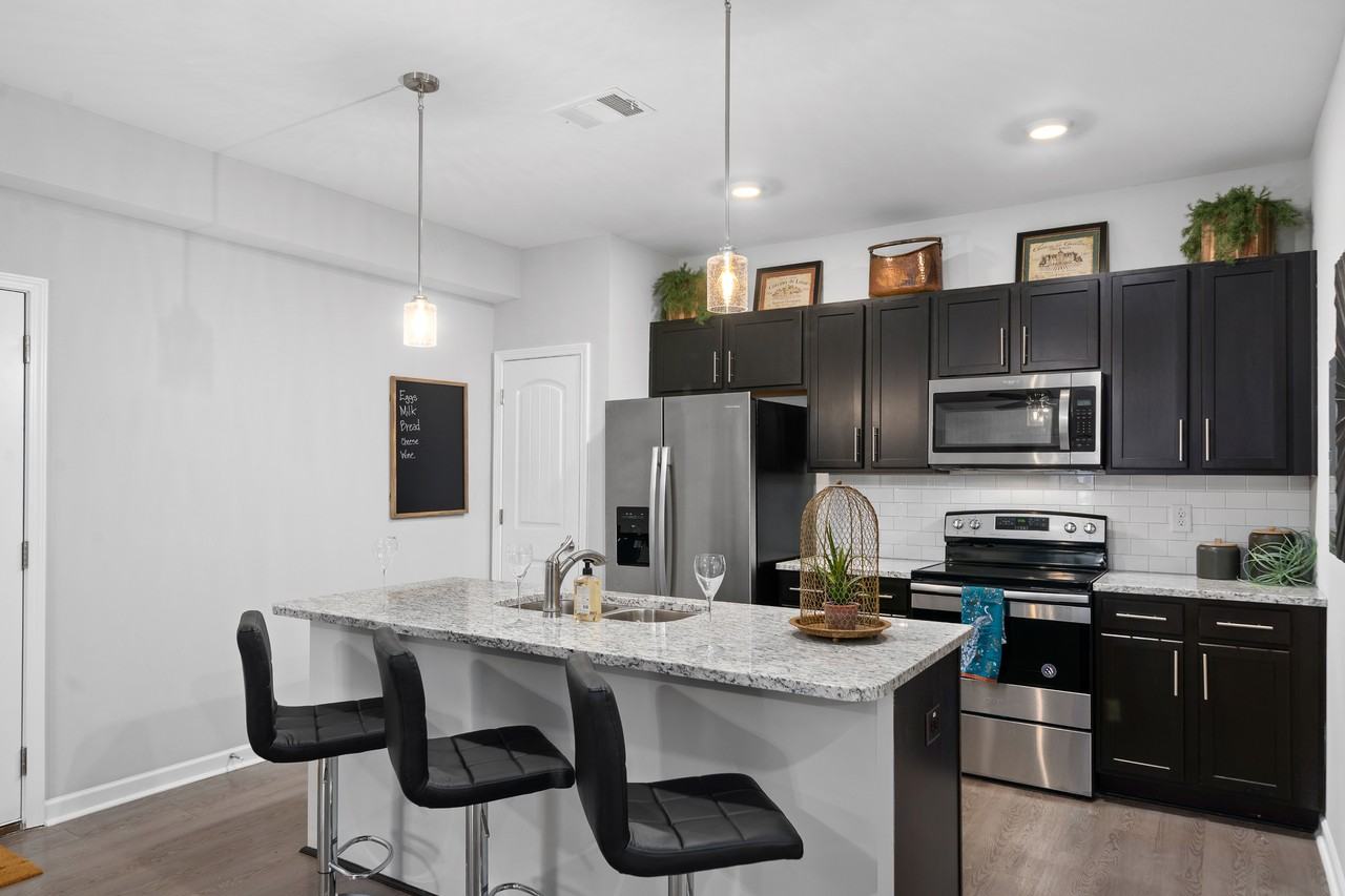 Solis - Photo 4 of 43