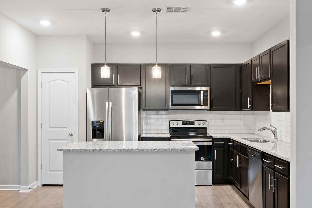 Solis - Photo 6 of 43