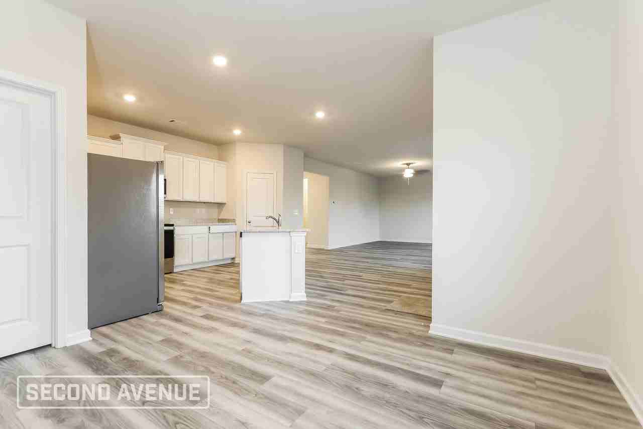 1146 Amadas Dr - Photo 4 of 33