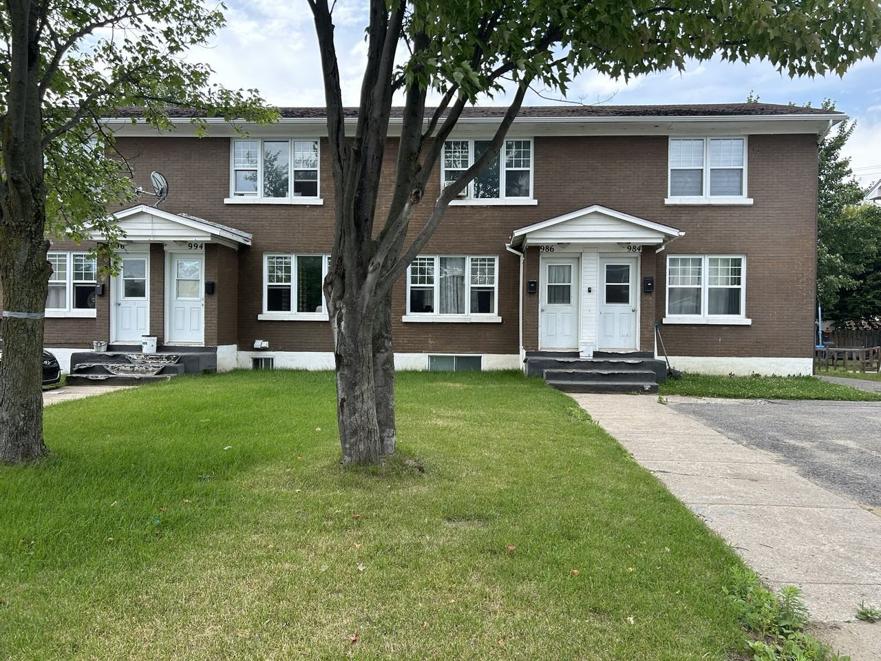 984 Cinq - Photo 2 of 2