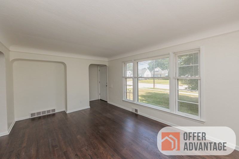 376 E 288th St - Photo 3 of 10