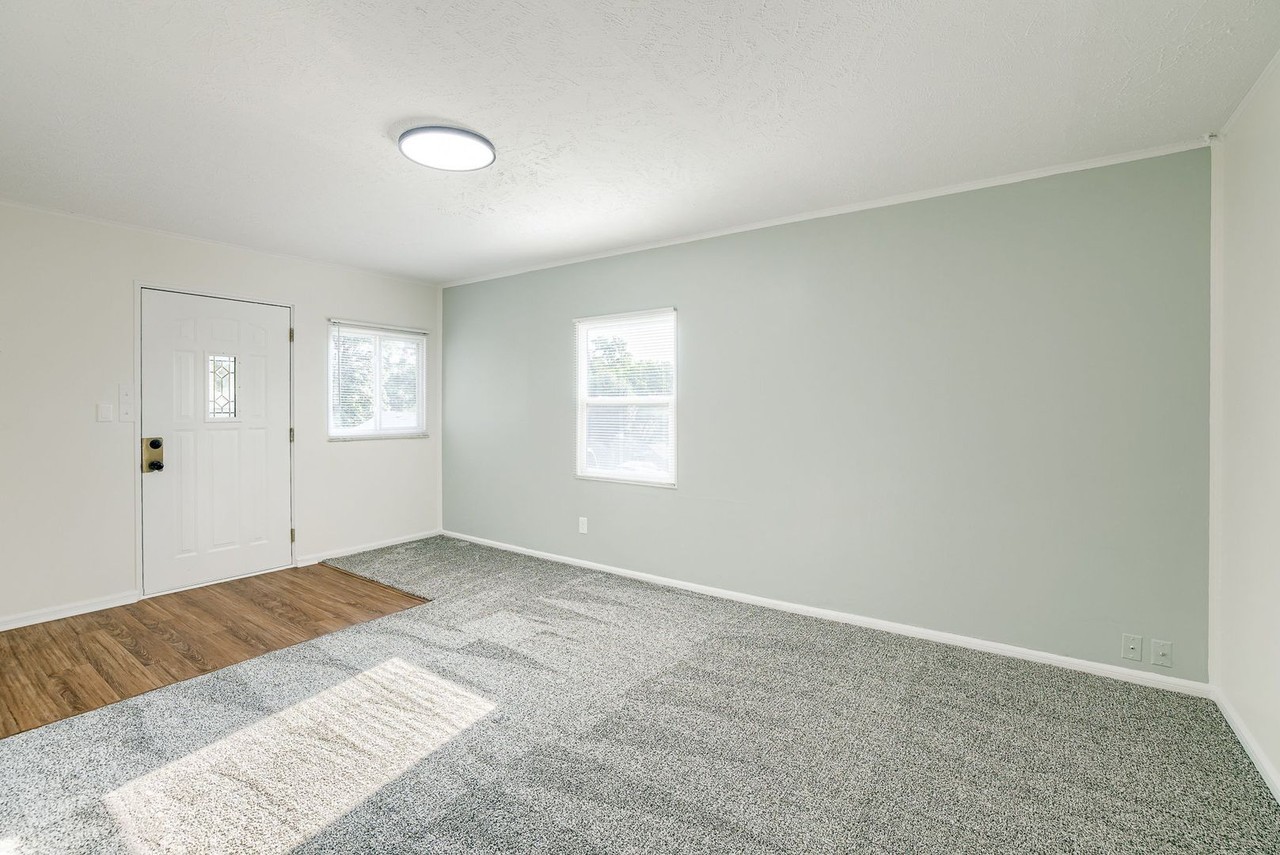 6795 Seward St - Photo 4 of 24