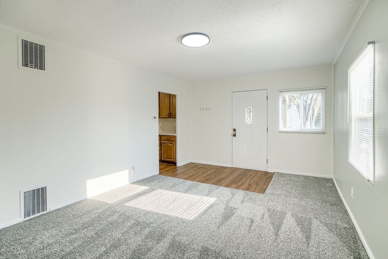 6795 Seward St - Photo 5 of 24