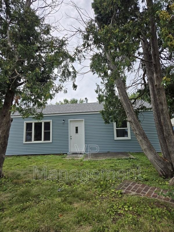 7425 N Oak St - Photo 2 of 9