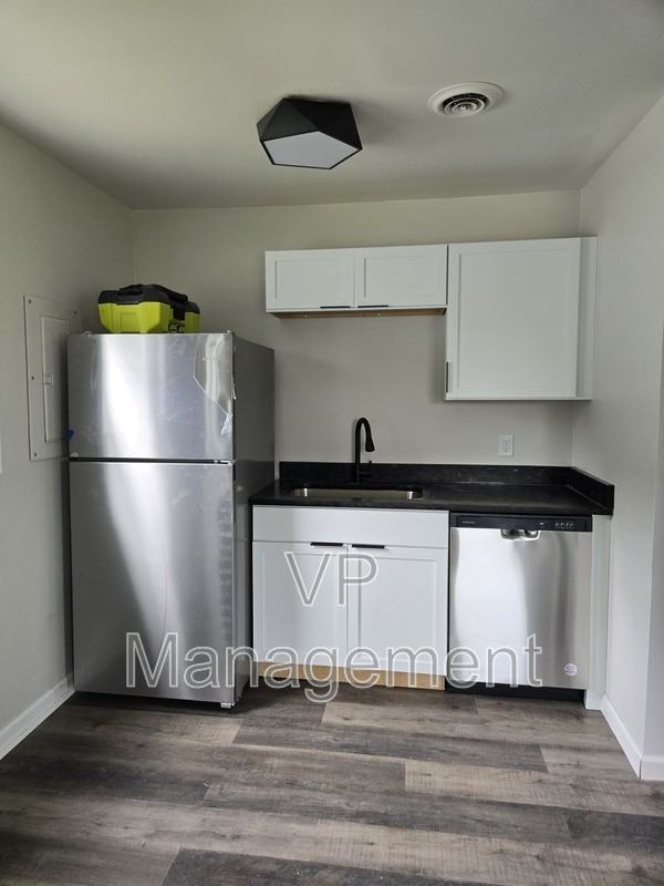 7425 N Oak St - Photo 5 of 9