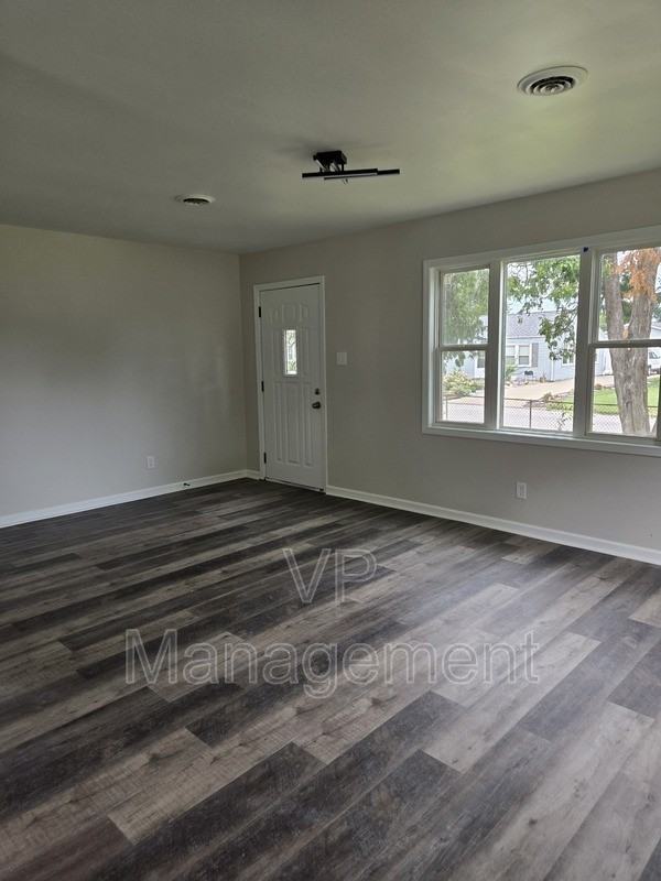 7425 N Oak St - Photo 6 of 9
