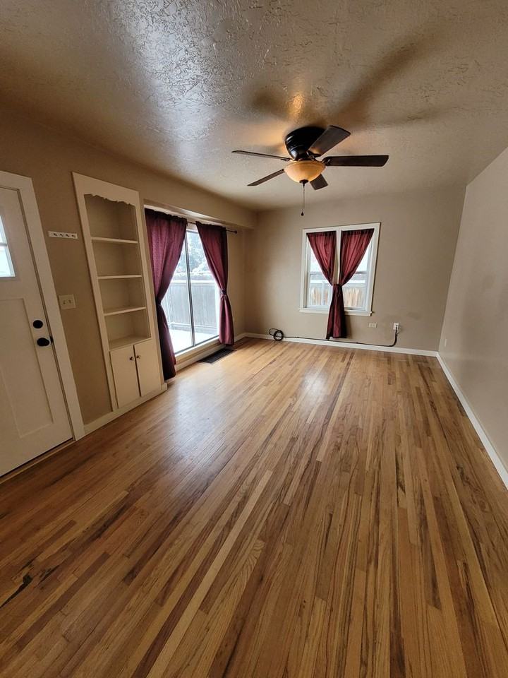 305 S Meridian Rd - Photo 3 of 13