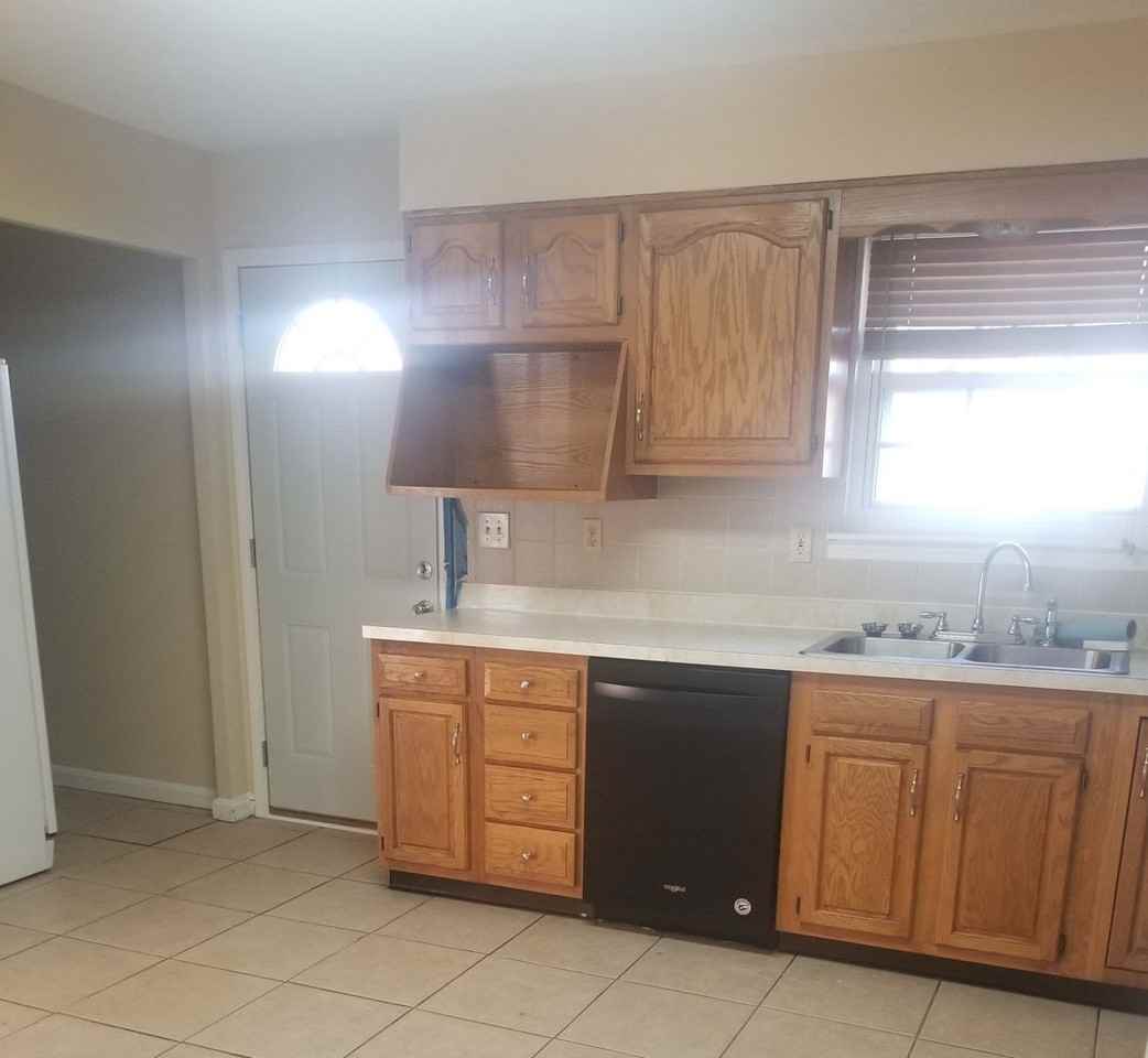 310 Catalpa Dr - Photo 3 of 17