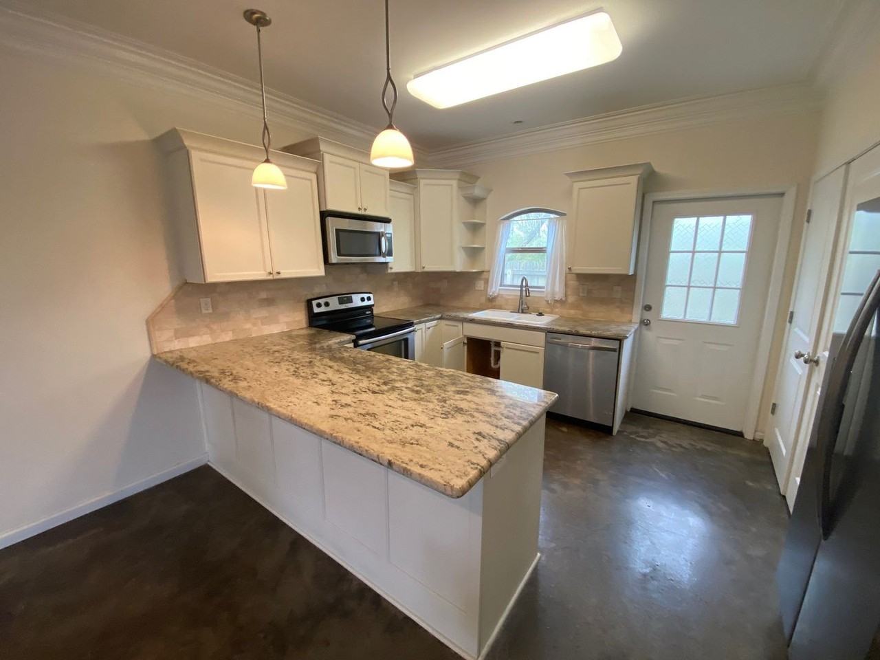208 Caudill Dr - Photo 2 of 12