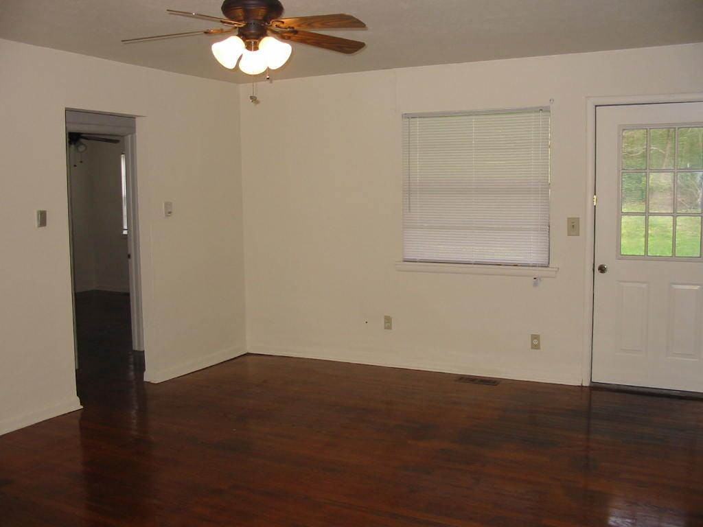 1126 N Gregg Ave - Photo 3 of 8