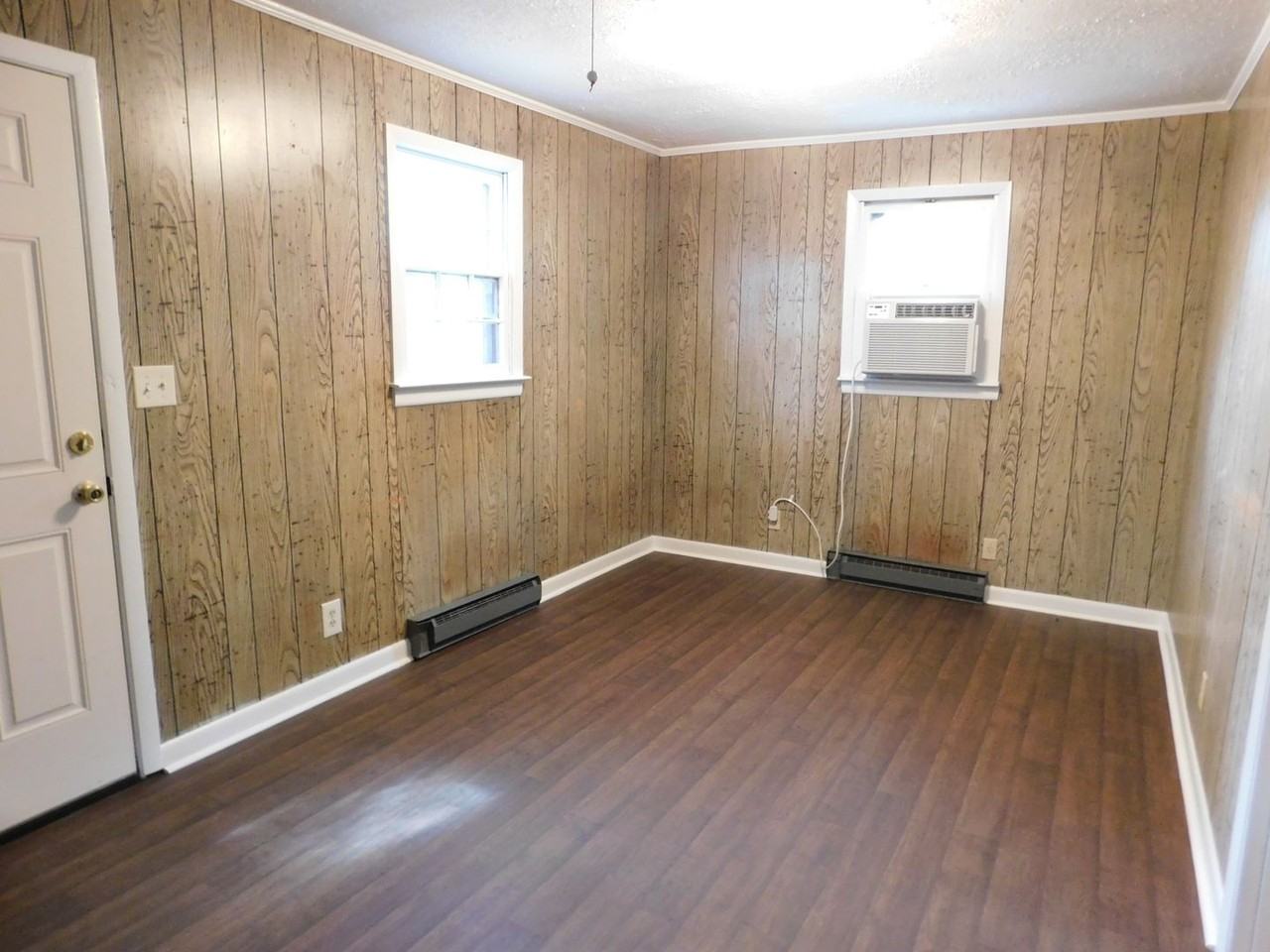 402 S Elm St - Photo 3 of 6