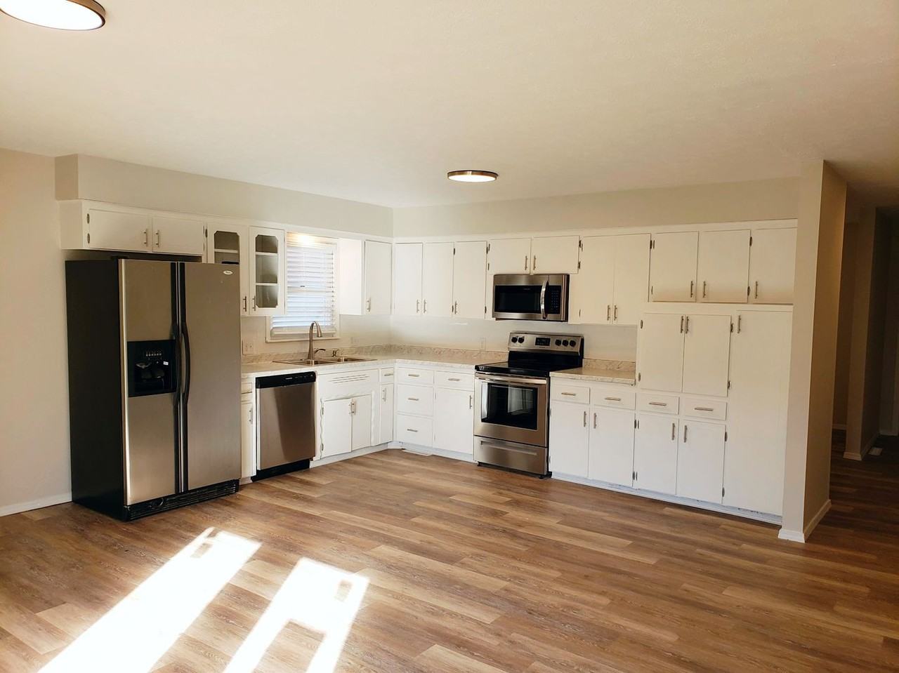 1252 E Cambridge St - Photo 5 of 19