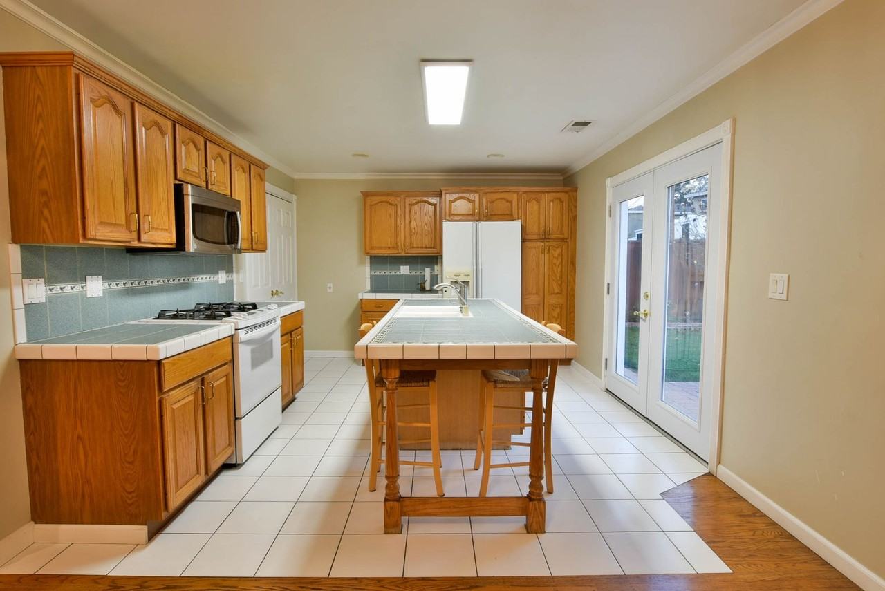 5466 Mary Jo Way - Photo 3 of 12