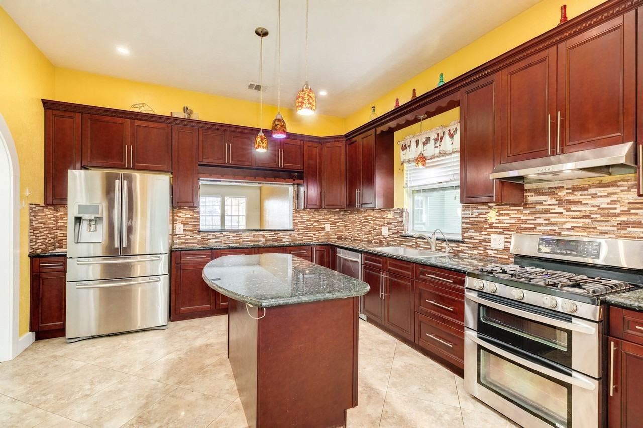 1625 Avenue M 1/2 - Photo 7 of 25