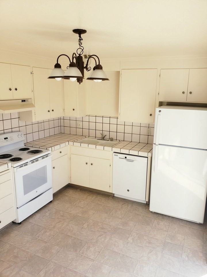 2 Story TownHouse for Rent - Photo 3 of 31