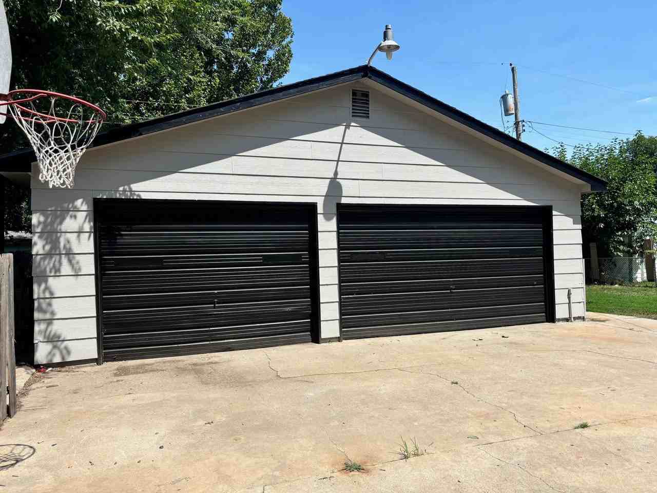 3308 S Saint Paul Ave - Photo 2 of 10