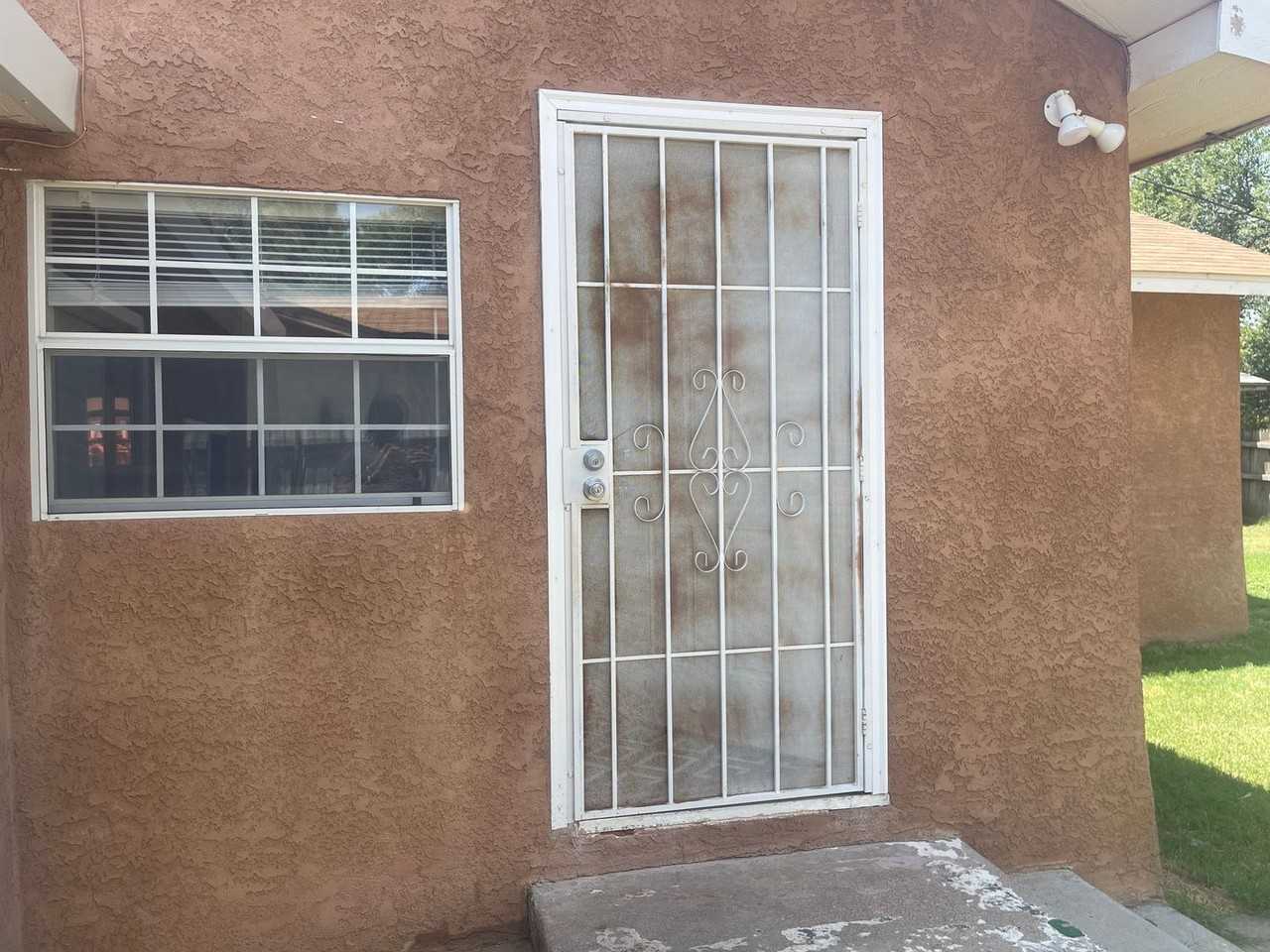 908 Maple St - Photo 2 of 25