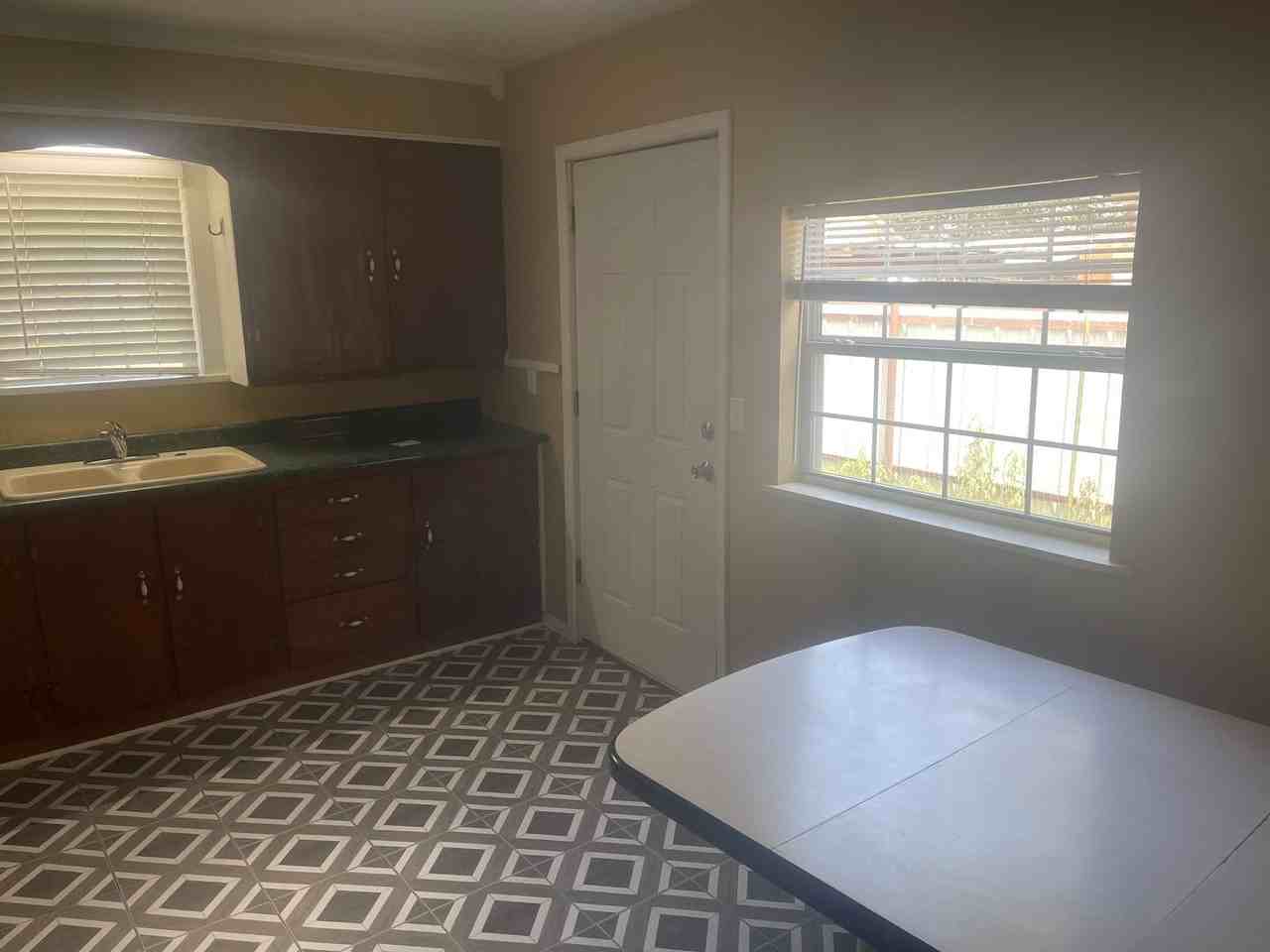 908 Maple St - Photo 7 of 25