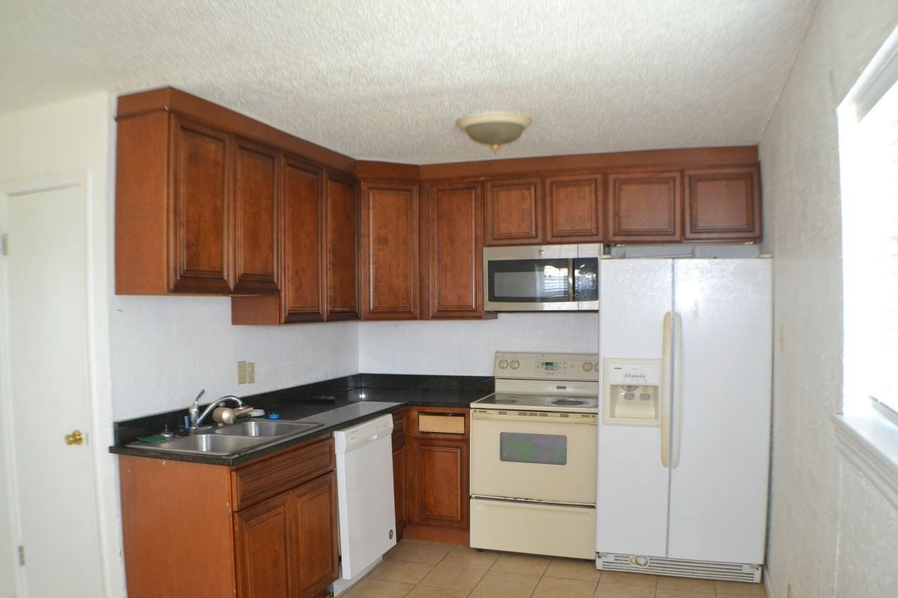 704 N Frisco Rd - Photo 3 of 12