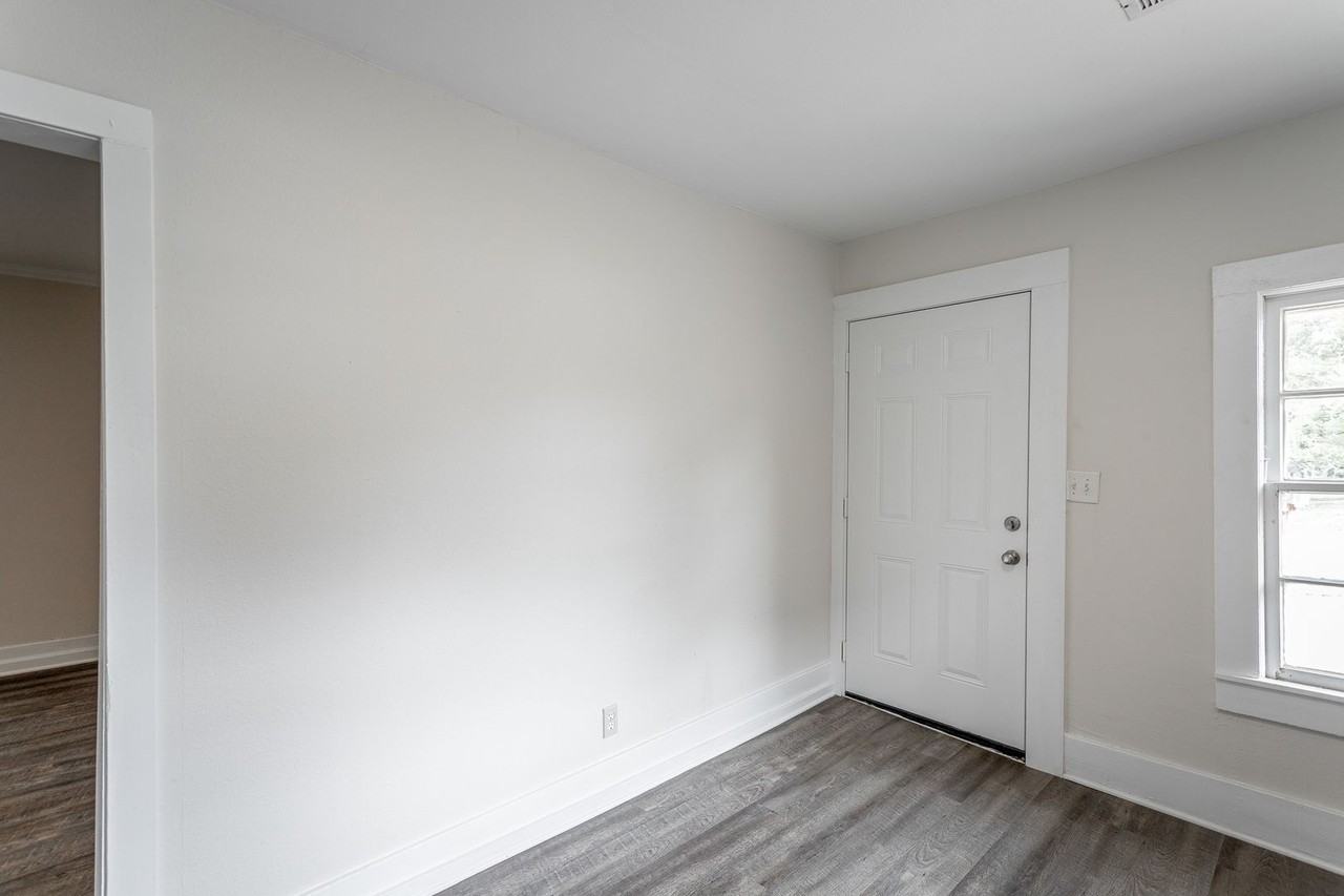 2306 E 17th St - Photo 3 of 37