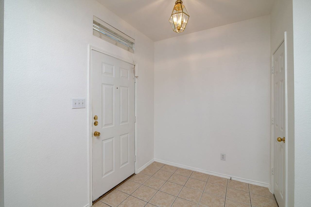 9600 Bull Creek Dr - Photo 3 of 31