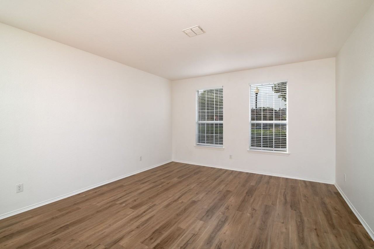 9600 Bull Creek Dr - Photo 5 of 31