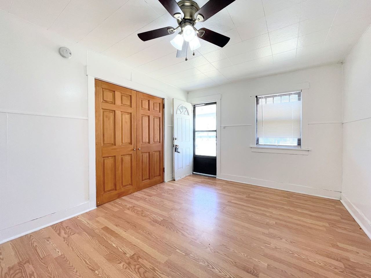 411 E Carpenter St - Photo 3 of 11