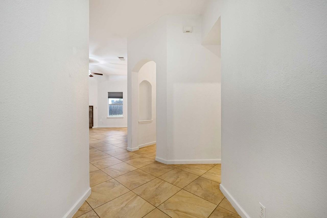 105 Cattail Cv - Photo 4 of 25