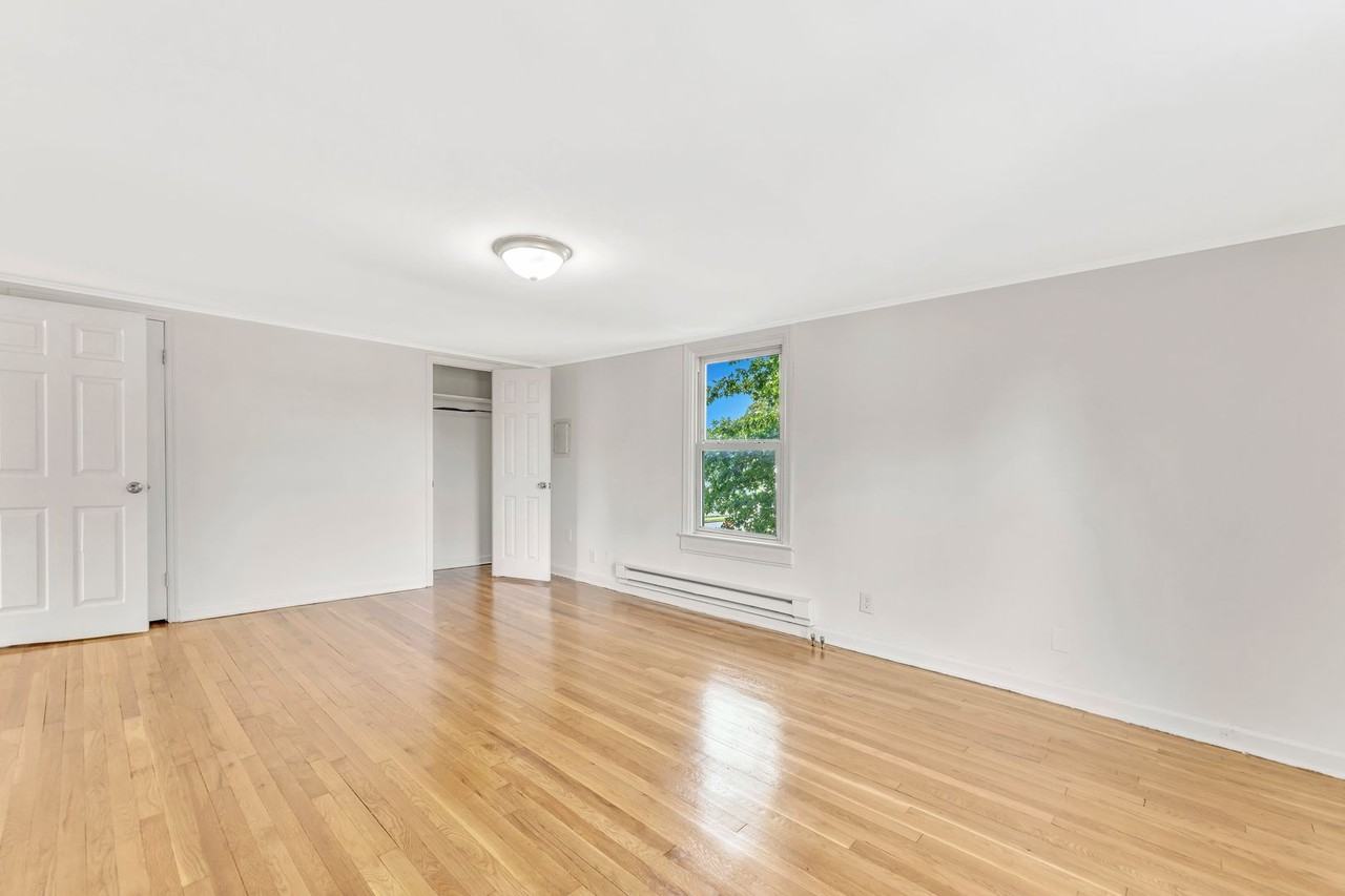 37 Hooker - Photo 2 of 15