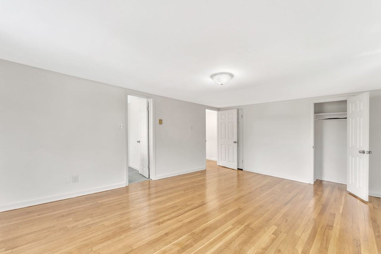 37 Hooker - Photo 3 of 15